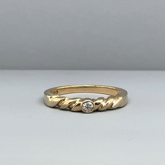 9ct Yellow Gold Single Stone Diamond Ring - Size J 1/2