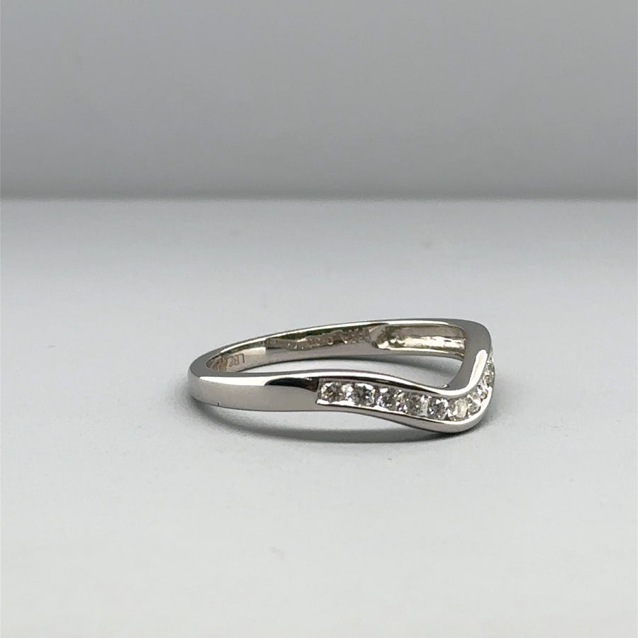 18ct White Gold Diamond Chevron Ring (c. 0.20ct) - Size N