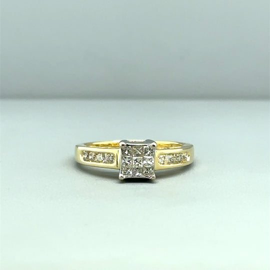 18ct Yellow Gold Diamond Cluster and Shoulder Ring (c. 0.35 - 0.40ct) - Size H 1/2