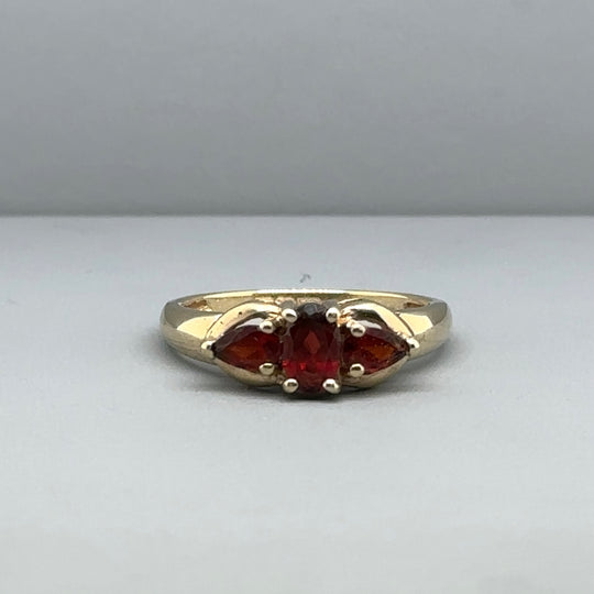 9ct Yellow Gold Garnet Ring - Size O