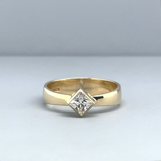 9ct Yellow Gold Single Stone Cubic Zirconia Ring - Size M 1/2