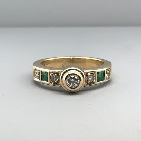 9ct Yellow Gold Diamond and Chrysophase Ring (c. 0.35ct) - Size M 1/2