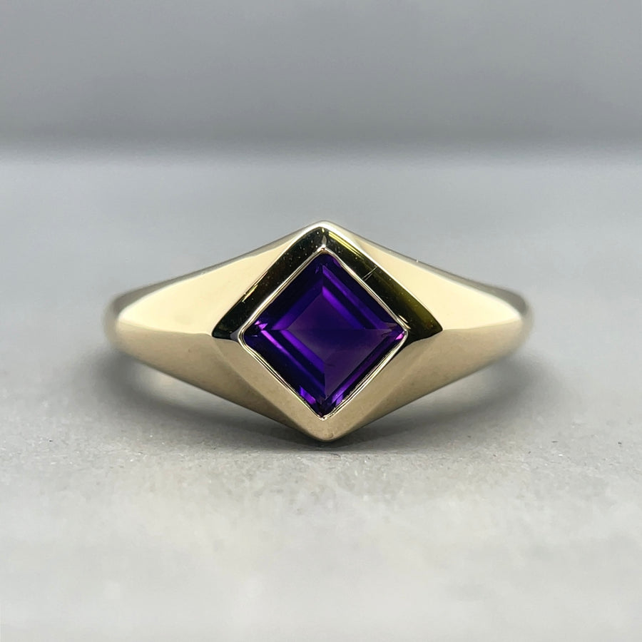 9ct Yellow Gold Amethyst Ring - Size M 1/2