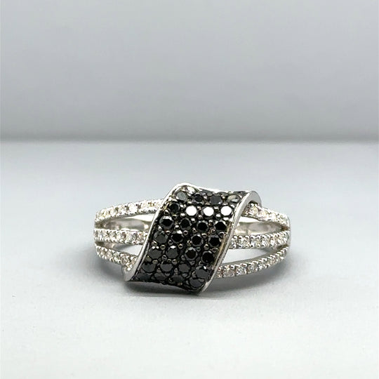 14ct White Gold Black and White Diamond Set Ring (c. 0.55 - 0.60ct) - Size O