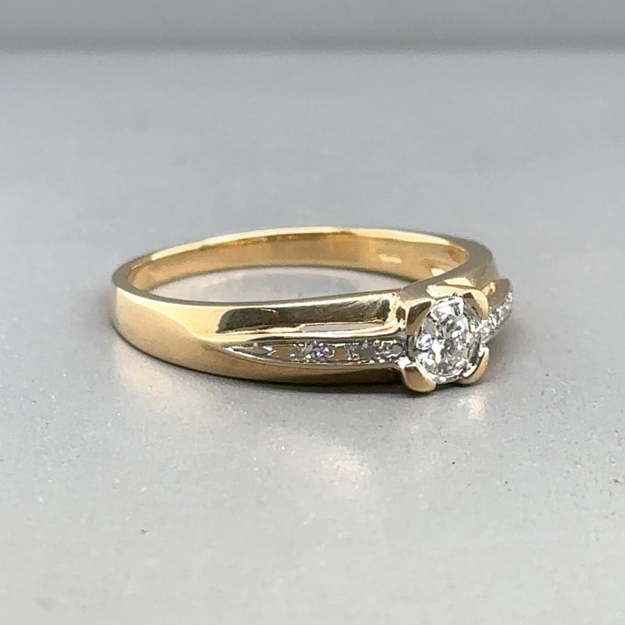 18ct Yellow Gold Single Stone Diamond Ring with Diamond Shoulders (c. 0.20ct) - Size O 1/2