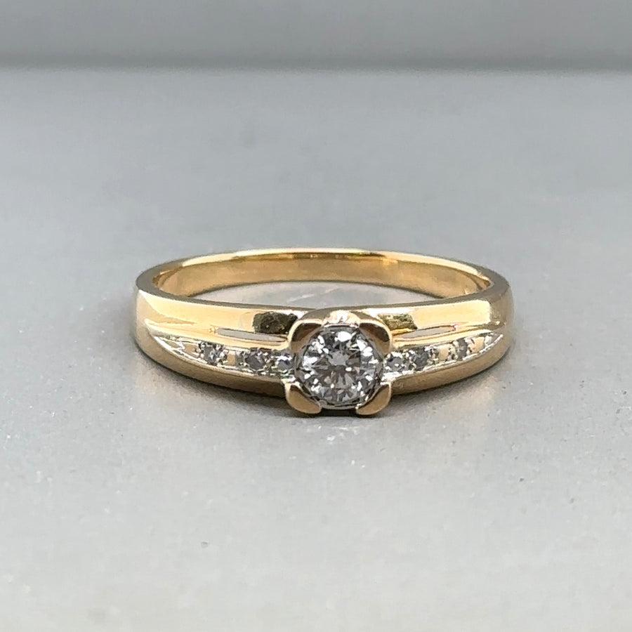 18ct Yellow Gold Single Stone Diamond Ring with Diamond Shoulders (c. 0.20ct) - Size O 1/2