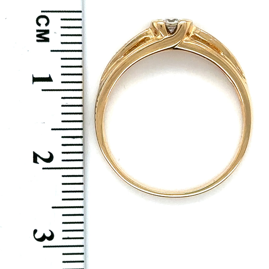 18ct Yellow Gold Single Stone Diamond Ring with Diamond Shoulders (c. 0.20ct) - Size O 1/2