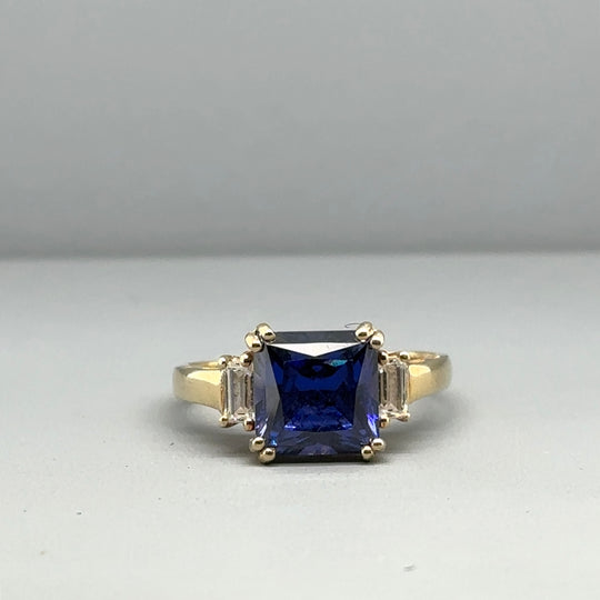 14ct Yellow Gold Blue and White Synthetic Stone Ring - Size M