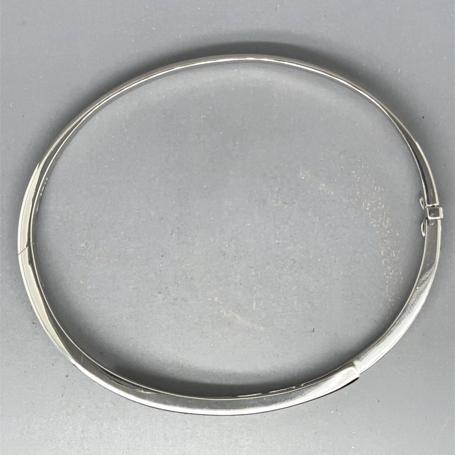 18ct White Gold Diamond Set Bangle (c. 0.10 - 0.15ct)