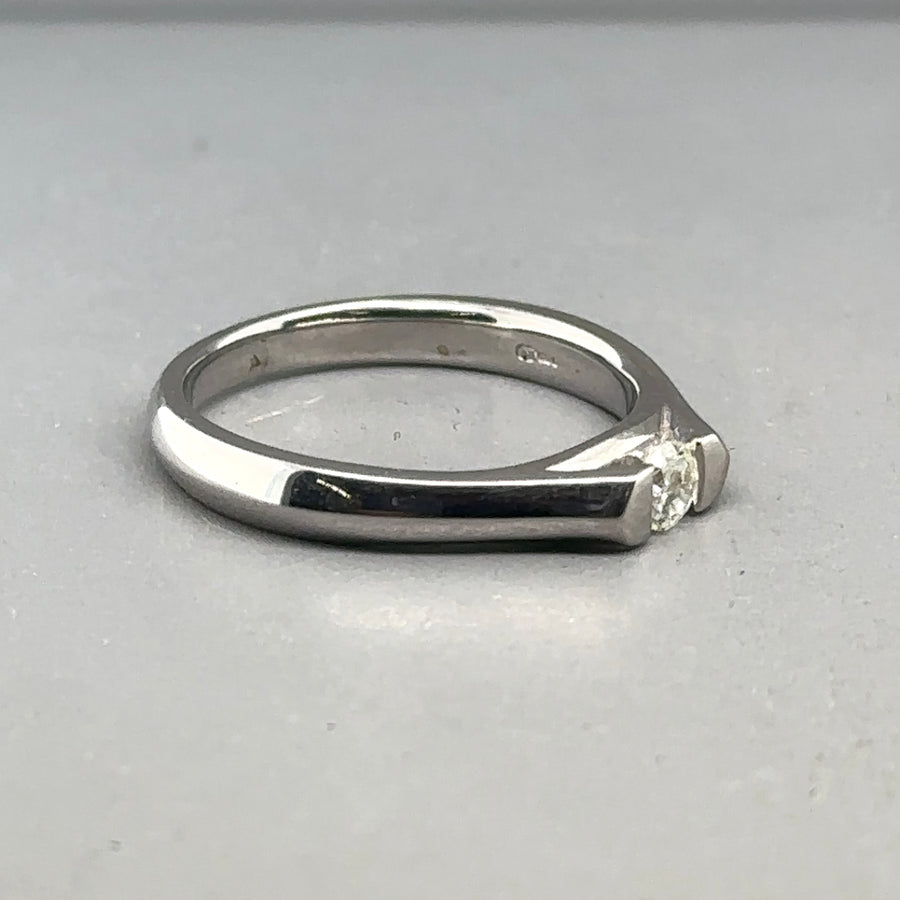 18ct White Gold Single Stone Diamond Ring - Size J 1/2
