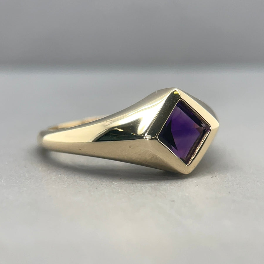 9ct Yellow Gold Amethyst Ring - Size M 1/2