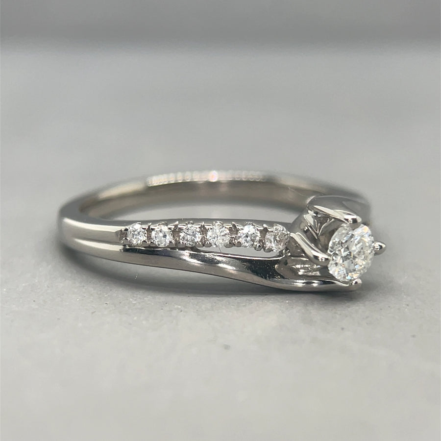 18ct White Gold Single Stone Diamond Ring With Diamond Shoulders (c. 0.25ct) - Size K