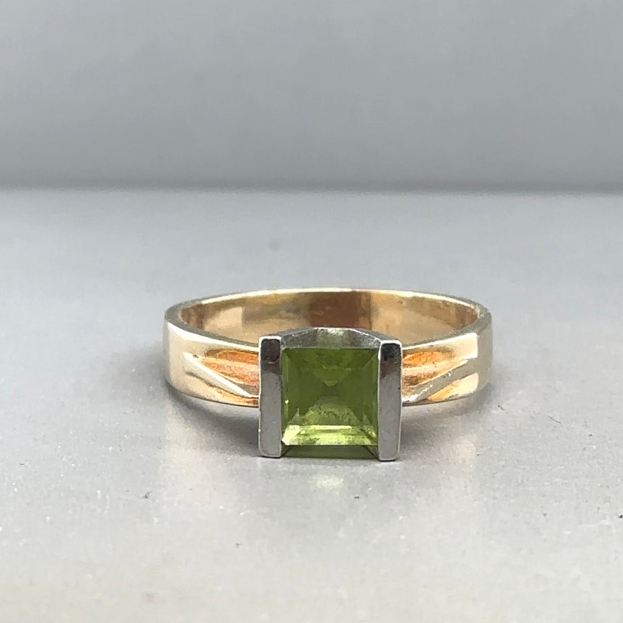 9ct Yellow Gold Single Stone Peridot Ring - Size R