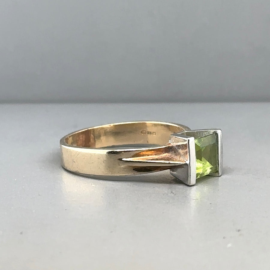 9ct Yellow Gold Single Stone Peridot Ring - Size R