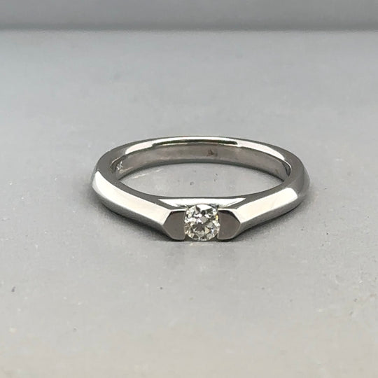 18ct White Gold Single Stone Diamond Ring - Size J 1/2