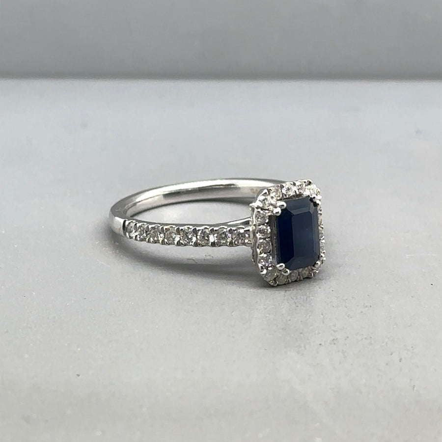 18ct White Gold Diamond and Sapphire Ring (c. 0.67ct) - Size O