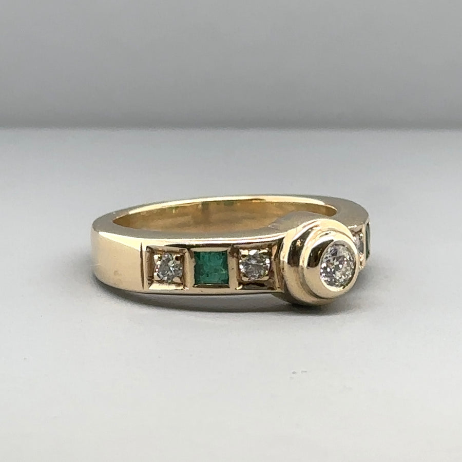 9ct Yellow Gold Diamond and Chrysophase Ring (c. 0.35ct) - Size M 1/2