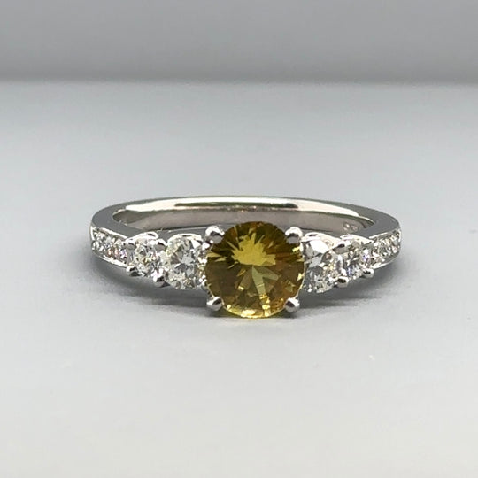 18ct White Gold Diamond and Yellow Topaz Ring (c. 0.40 - 0.45ct) - Size N