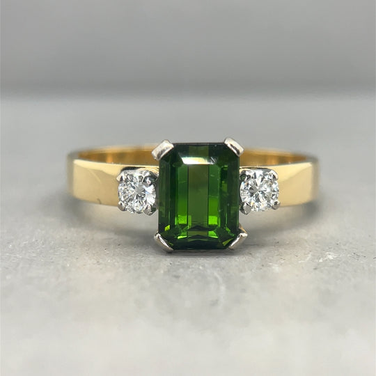 18ct Yellow Gold Three Stone Diamond and Tourmaline Ring (c. 0.20ct) - Size S 1/2