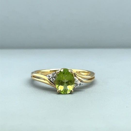 18ct Yellow Gold Diamond and Peridot Ring - Size P