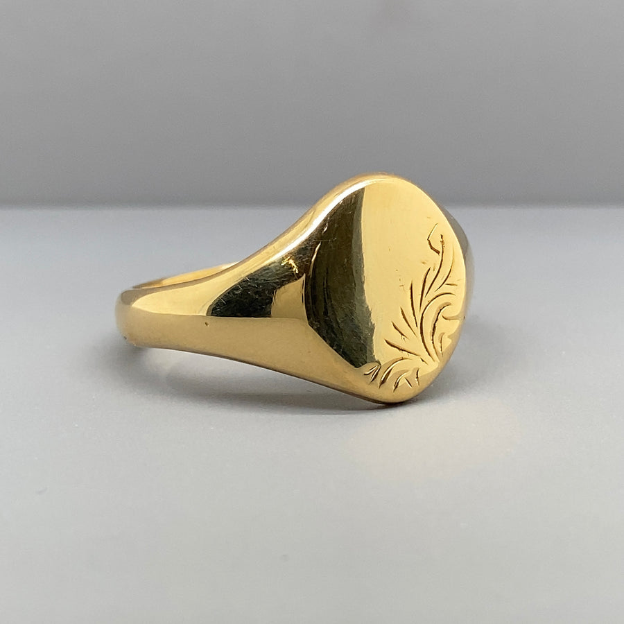 18ct Yellow Gold Patterned Signet Ring - Size V 1/2