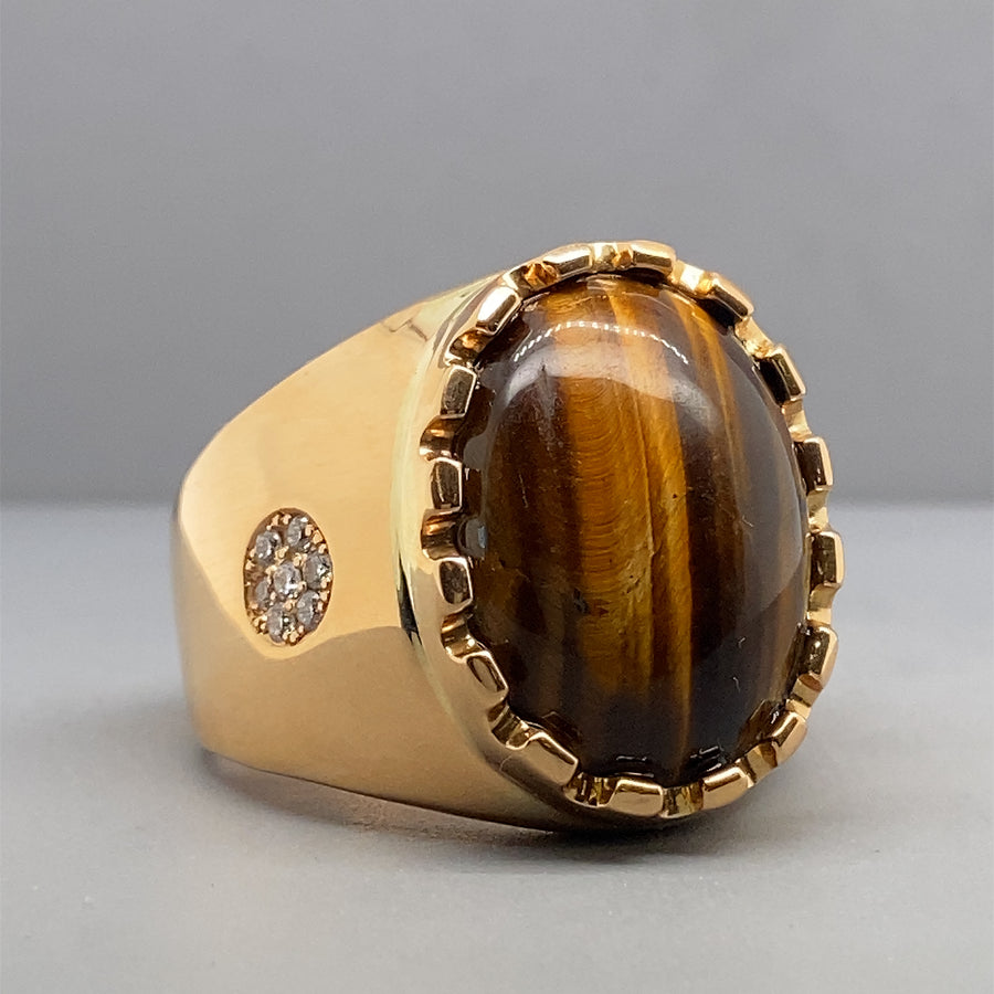 18ct Yellow Gold Tigers Eye Ring and Diamond Shoulders (c. 0.15ct) - Size X 1/2