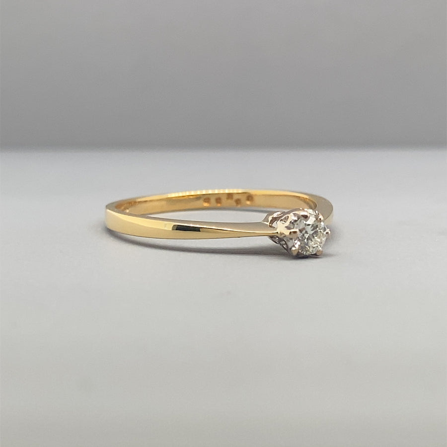 18ct Yellow Gold Single Stone Diamond Ring - Size M 1/2