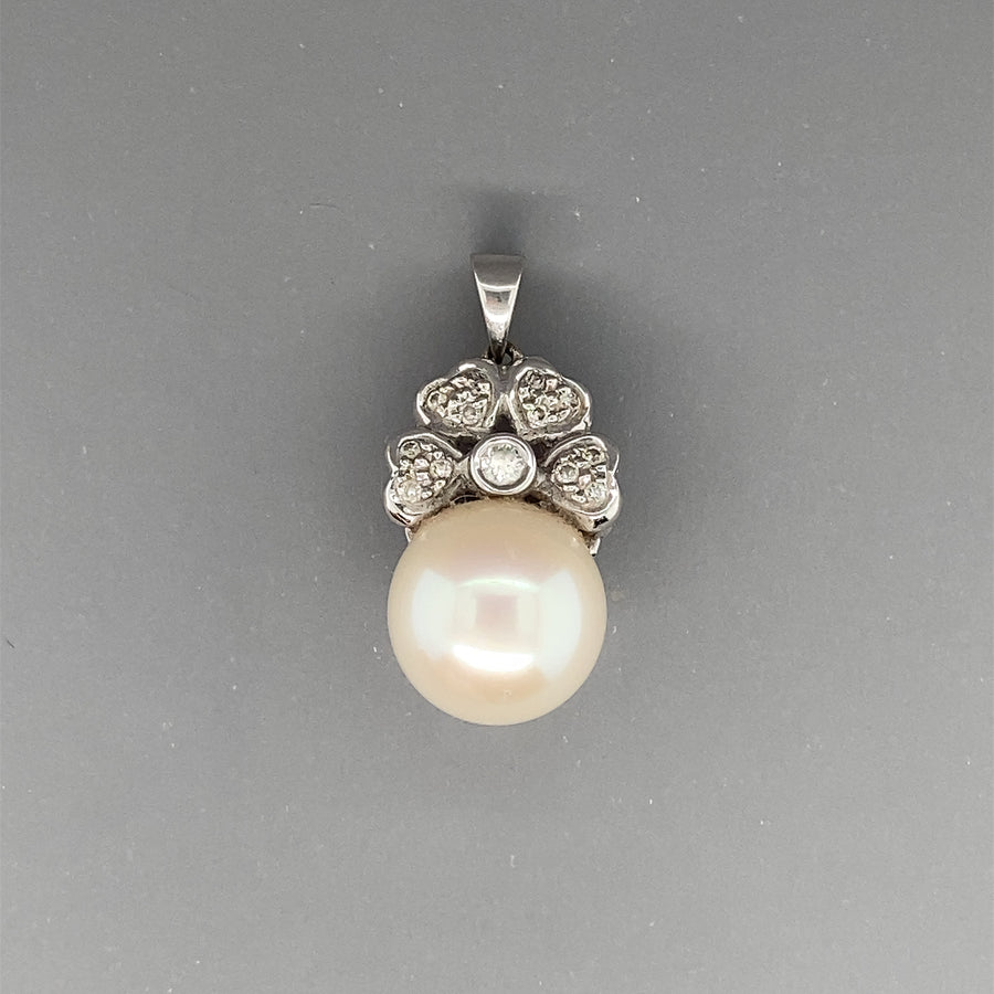 18ct White Gold Diamond and Pearl Pendant