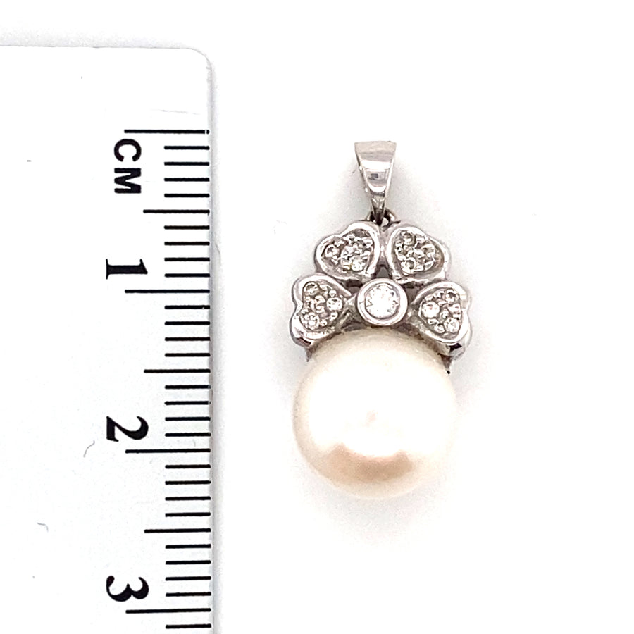 18ct White Gold Diamond and Pearl Pendant