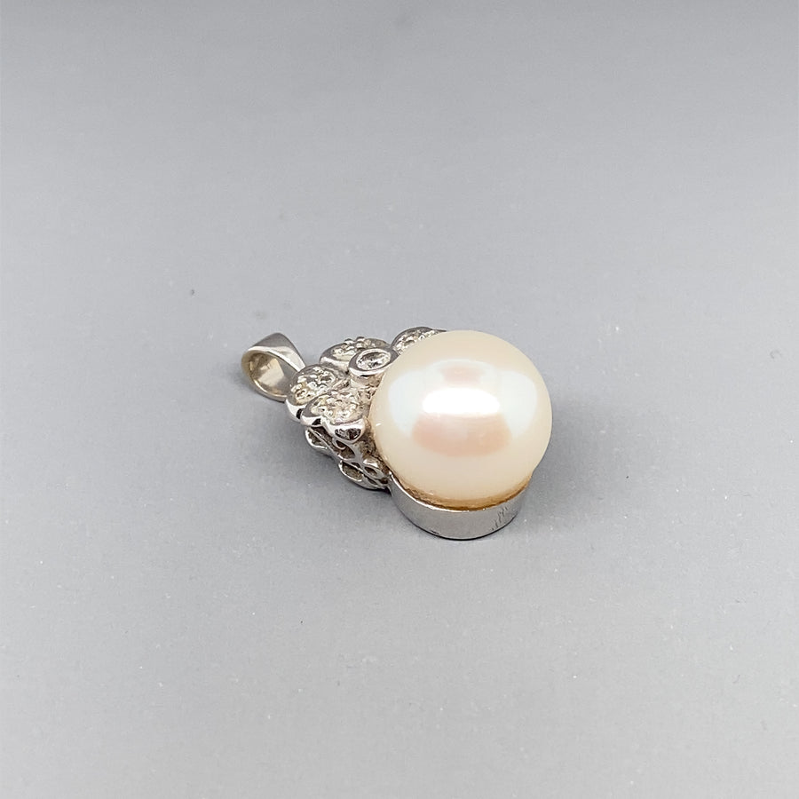 18ct White Gold Diamond and Pearl Pendant