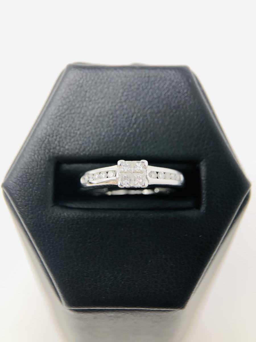 18ct White Gold Diamond Ring with Diamond Shoulders (c. 0.30-0.35ct) - Size J