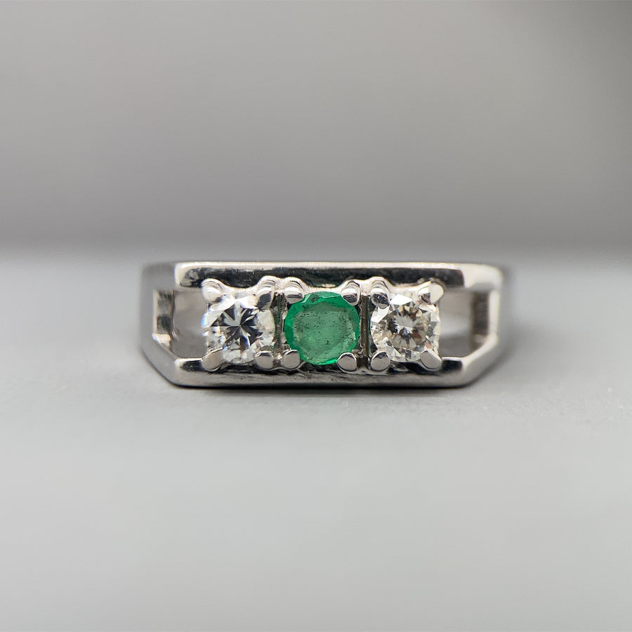 18ct White Gold Emerald and Diamond Ring (c. 0.25-0.30ct) - Size M