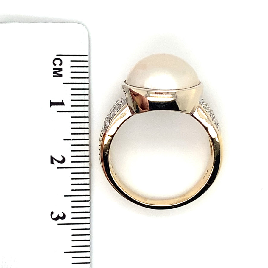 18ct Yellow Gold Fancy Diamond and Mabe Pearl Ring (c. 0.20-0.25ct) - Size N 1/2